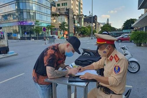 Hà Nội: Người dân vô tư vi phạm giao thông trong những ngày đầu nới lỏng giãn cách
