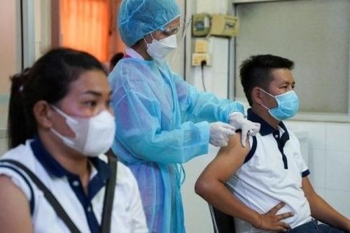 Campuchia xem xét tiêm mũi vaccine Covid-19 thứ tư, cân nhắc chi phí chủng ngừa