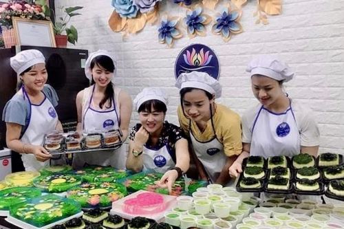 Lạ lẫm bánh Trung thu làm bằng rau câu thạch đỏ, một ngày bán tới nghìn chiếc
