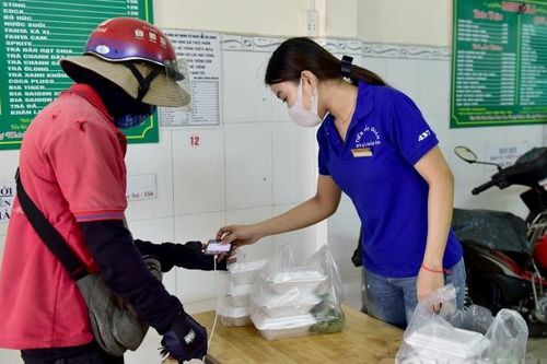 Quận 7, TP. HCM những ngày đầu thí điểm mở cửa: 'Khách chưa đông nhưng có đồng ra, đồng vào là vui rồi'