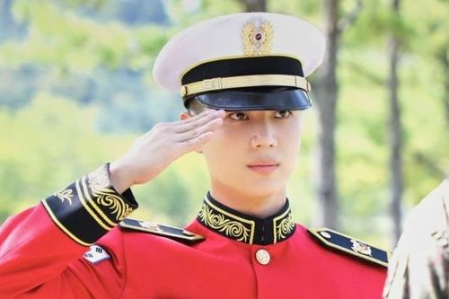 Teamin (SHINee) đẹp trai xuất thần trong bộ quân phục