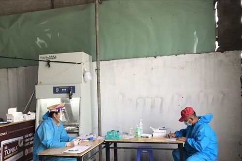 Tài xế và phụ xe mắc COVID-19 sửa giấy xét nghiệm để thông chốt