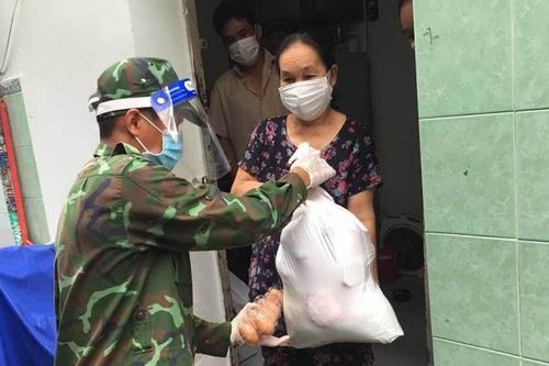 Thủ tướng: Xác minh việc người dân kéo lên UBND xã, phường phản ánh vì không được cứu trợ