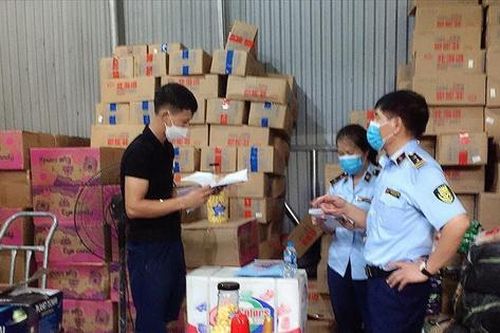 Phát hiện hàng tấn bánh kẹo, thực phẩm '3 không' trong 1 ngày tại Hà Nội và Thanh Hóa