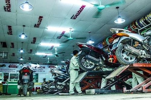 Nhiều người mang xe đi sửa khi Hà Nội nới lỏng giãn cách