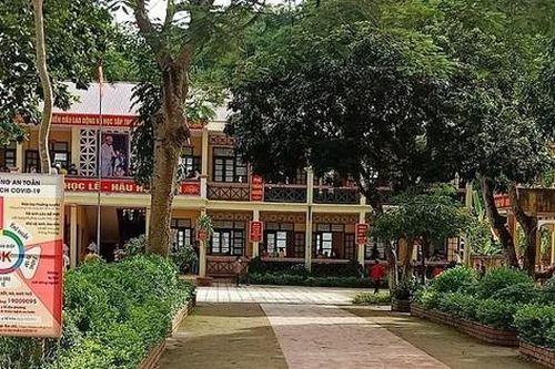 Thanh Hóa: Nữ sinh bị tát, bắt quỳ giữa sân trường