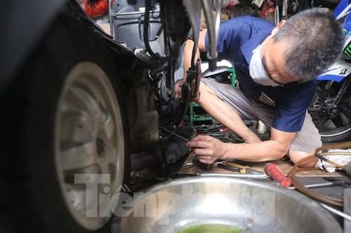 Cửa hàng sửa chữa xe máy ở Hà Nội tấp nập khách sau 'giấc ngủ' dài