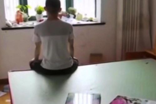 Người đàn ông bức xúc vì phải quét mã trả tiền trước khi vào phòng vợ