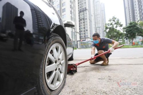 Được mở cửa trở lại, chủ gara vừa mừng vừa lo