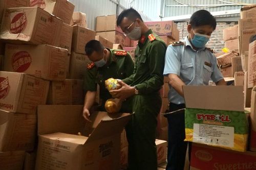 Liên tiếp bắt giữ hàng tấn bánh kẹo, thực phẩm không rõ nguồn gốc