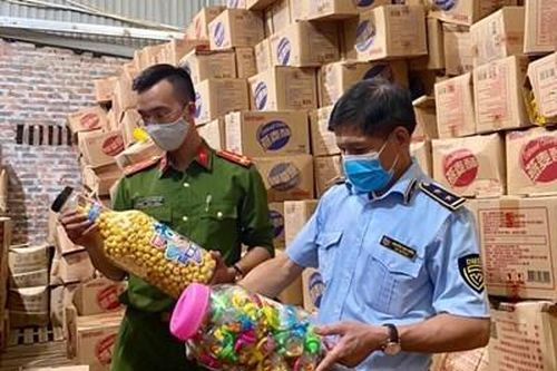 Hà Nội phát hiện, thu giữ gần 10 tấn bánh kẹo '3 không' dịp cận Tết Trung thu