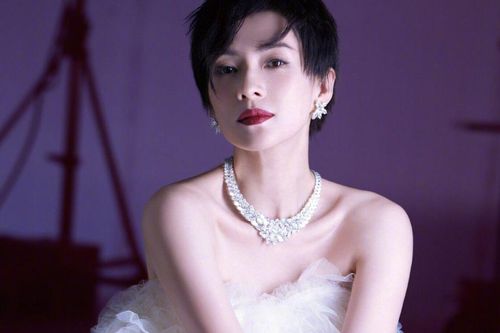 Chương Tử Di đẹp mê hoặc khi diện váy khoe xương quai xanh, đeo dây chuyền kim cương