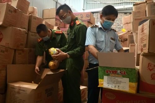 Thu giữ hàng tấn bánh kẹo, thực phẩm '3 không' tại Hà Nội và Thanh Hóa