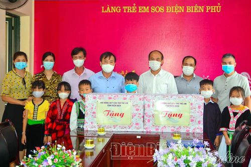 Tặng quà Trung thu cho trẻ em có hoàn cảnh đặc biệt