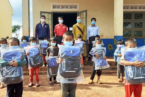 Chư Sê: Tặng quà cho 110 học sinh nghèo, khó khăn