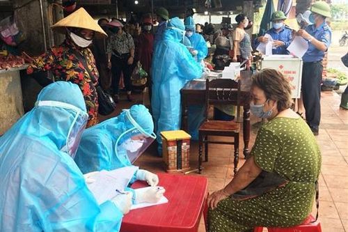 Gần 1.900 tiểu thương các chợ ở thành phố Đông Hà được xét nghiệm COVID-19