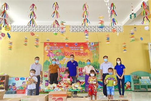 Trao quà Trung thu cho trẻ em vùng cao