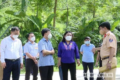 Đồng chí Tráng Thị Xuân kiểm tra tiến độ một số công trình trên địa bàn huyện Phù Yên