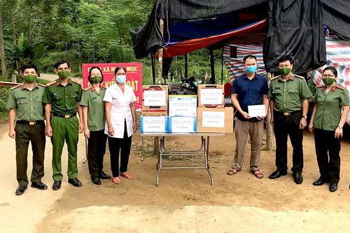 Tặng quà lực lượng thực hiện nhiệm vụ tại chốt kiểm dịch