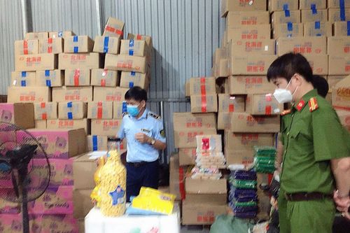 Hà Nội phát hiện kho hàng lớn bánh kẹo không rõ nguồn gốc xuất xứ