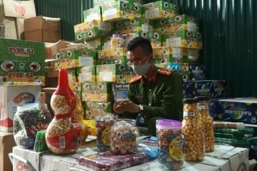 Hà Nội: Thu giữ hơn 1.000 thùng bánh kẹo không rõ nguồn gốc
