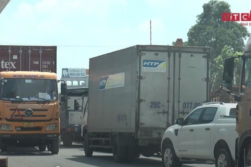 Nới lỏng giãn cách, đường Hà Nội tắc dài 2km