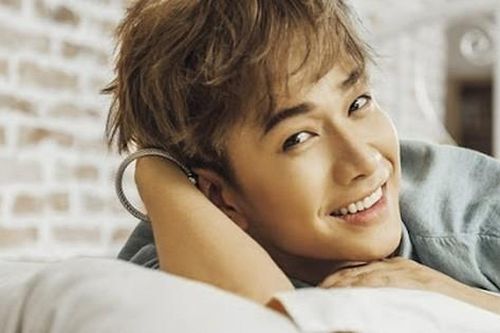 Ca sĩ Lou Hoàng chia sẻ bị căn bệnh gây liệt mặt, thời tiết chuyển lạnh vào thu càng dễ gặp