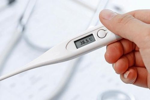 Sốt sau tiêm vaccine phòng COVID-19: Những lưu ý từ chuyên gia