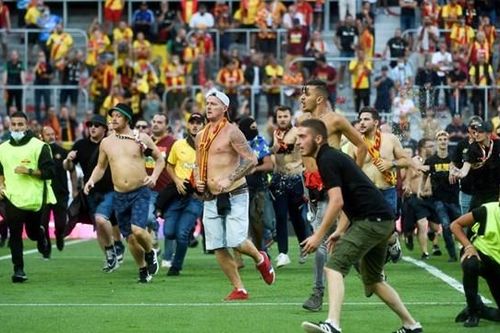 Giải Ligue 1: Cổ động viên tràn xuống sân đối đầu cảnh sát
