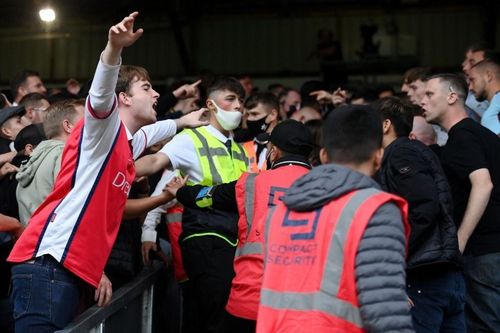 CĐV Arsenal và Burnley xô xát sau trận đấu