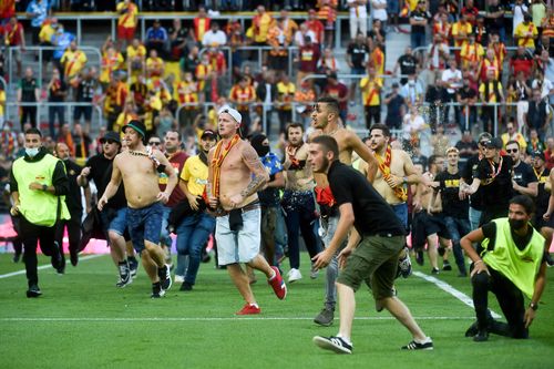 Khán giả tràn xuống sân gây náo loạn ở Ligue 1