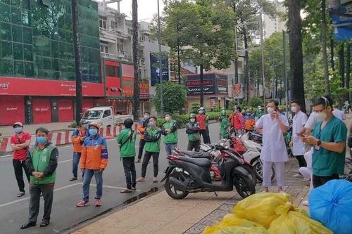 Shipper ở TP.HCM tăng đột biến, trạm y tế lại quá tải