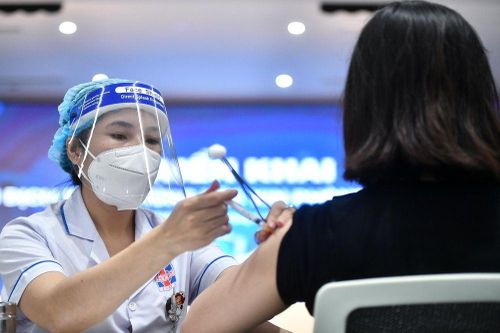 Nữ giáo viên tiêm 2 mũi vaccine cách nhau 10 phút