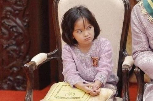 Tiểu công chúa Malaysia nổi tiếng với loạt biểu cảm hài hước