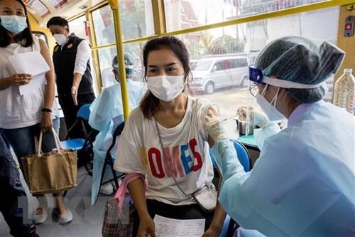 'Chìa khóa' vaccine giúp nhiều quốc gia mở cửa trở lại