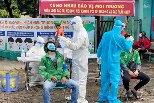 Số lượng shipper đăng ký hoạt động tăng đột biến; người đi đường không biết mình là F0