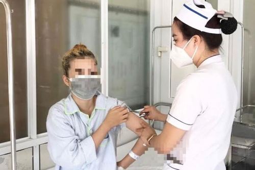 Tự tiêm chất nâng ngực không rõ nguồn gốc, người phụ nữ bị viêm loét phải nhập viện