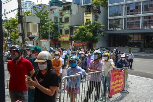 Xếp hàng mua bánh trung thu, chờ hơn 2 tiếng đồng hồ đến lượt đã hết bánh