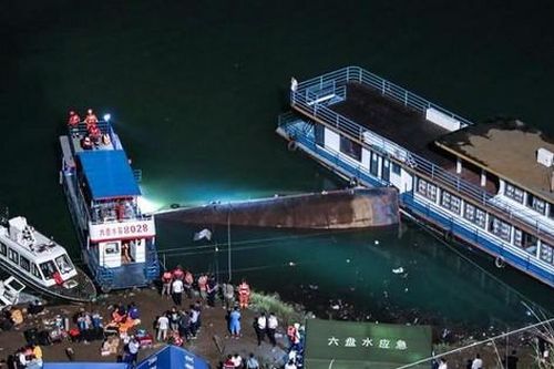 Xuyên đêm cứu hộ hàng chục nạn nhân vụ lật tàu chở khách trên sông