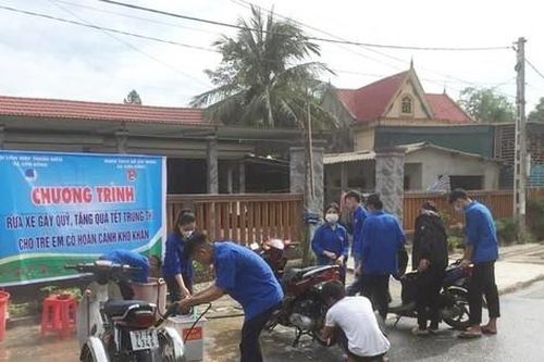 Rửa xe gây quỹ tặng quà Trung thu cho thiếu nhi khó khăn