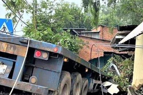 Cả nhà hoảng hồn thấy nhà sập, đầu xe container ngay cạnh giường