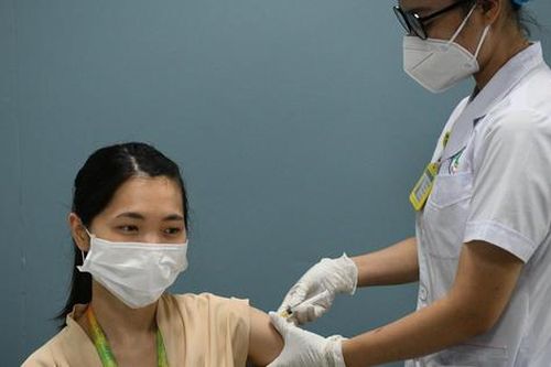 Một giáo viên tiêm cùng lúc 2 mũi vắc xin phòng COVID-19 cách nhau 10 phút
