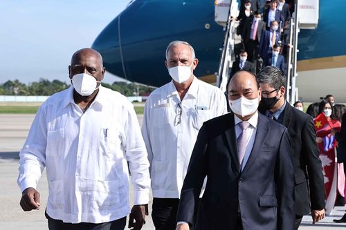 Hình ảnh Chủ tịch nước Nguyễn Xuân Phúc đặt chân tới Cuba