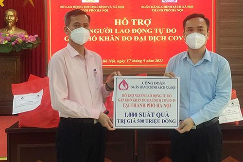 Tặng 1.000 suất quà cho lao động tự do gặp khó khăn do dịch COVID-19