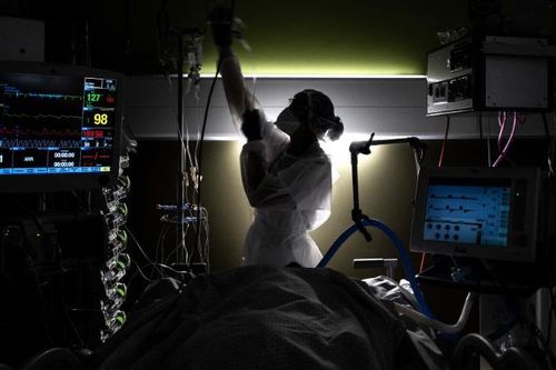 Các quốc gia châu Âu đã nới lỏng hạn chế đối mặt với đợt dịch mới như thế nào?