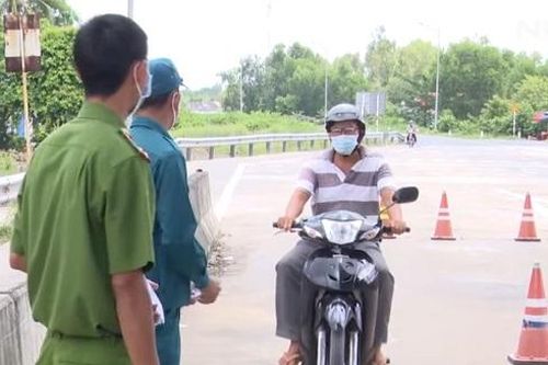 Tiền Giang: Cán bộ xã cấp giấy đi đường cho 2 cụ ông đi khám thai