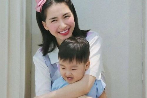 Quý tử nhà Hòa Minzy 'đốn tim' dân mạng khi động viên bác lao công trong mùa dịch