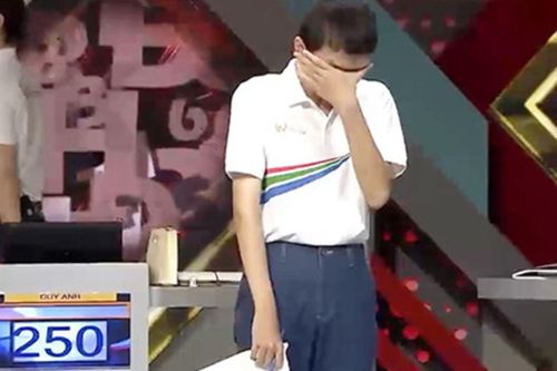 Nam sinh Đường lên đỉnh Olympia liên tục rơi nước mắt, MC VTV có cách động viên cực 'xuất sắc'