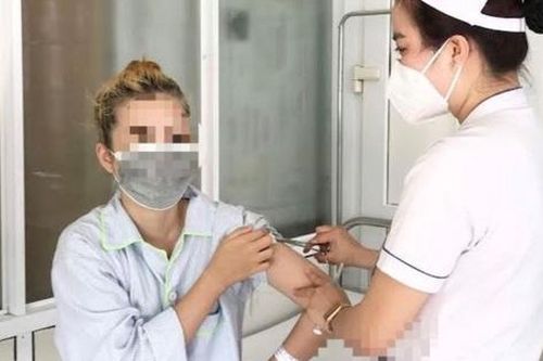 Tự bơm filler nâng ngực, nữ sinh 22 tuổi phải nhập viện khẩn cấp