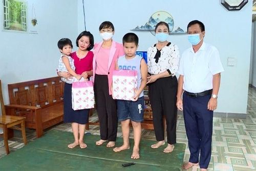 Phó Chủ tịch UBND tỉnh Giàng Thị Dung thăm hỏi, tặng quà Trung thu cho con em cán bộ y tế tuyến đầu chống dịch Covid -19